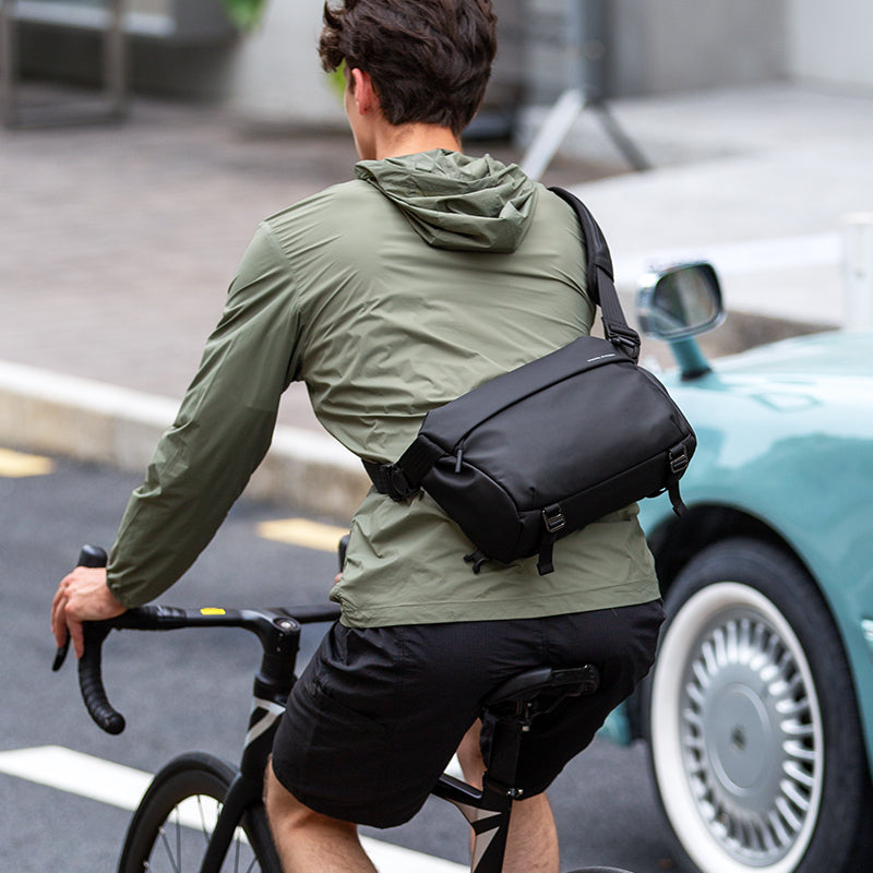 CityWalk: Bolso bandolera impermeable, espacioso y de gran capacidad con cremallera YKK. 