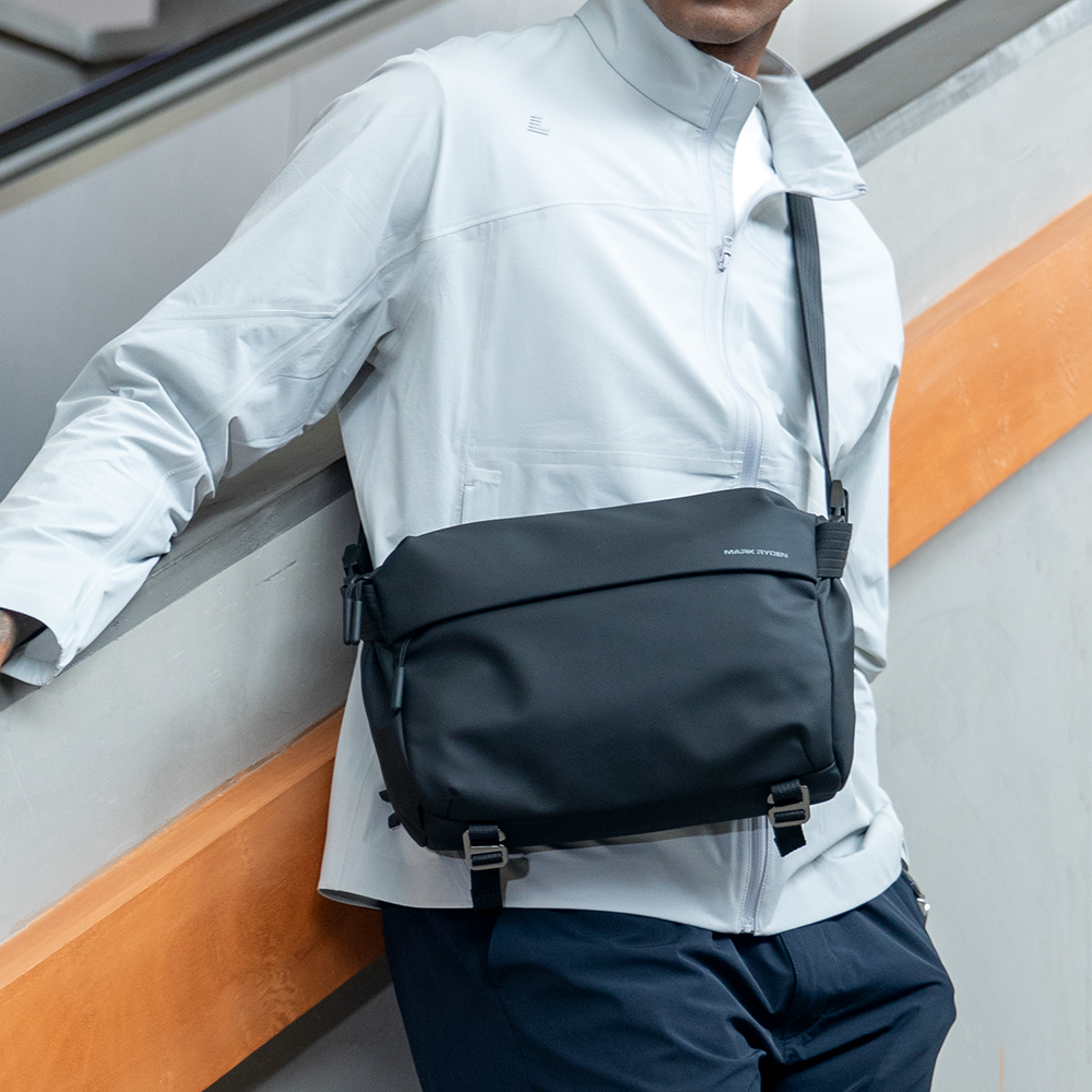 CityWalk: Bolso bandolera impermeable, espacioso y de gran capacidad con cremallera YKK. 