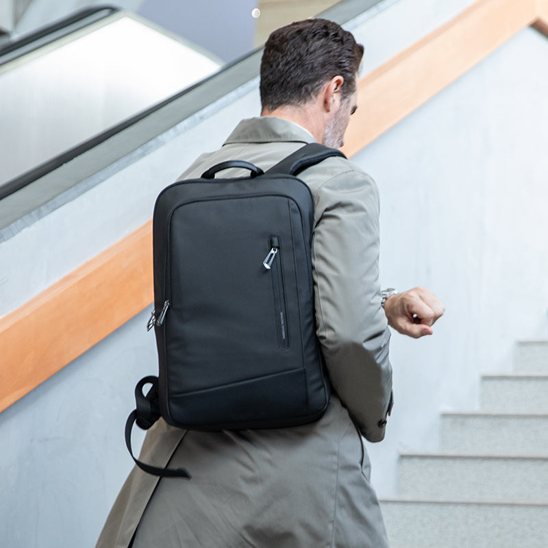 UrbanLite Pro: Mochila de viaje de negocios elegante y resistente al agua 