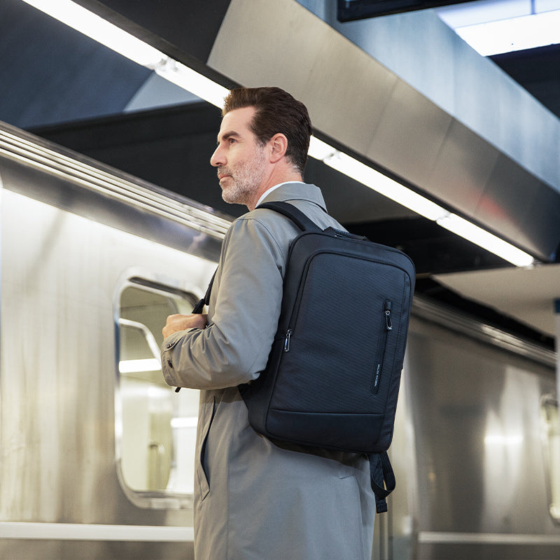 UrbanLite Pro: Mochila de viaje de negocios elegante y resistente al agua 