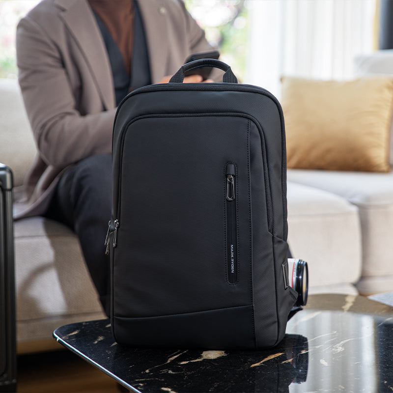 UrbanLite Pro: Mochila de viaje de negocios elegante y resistente al agua 