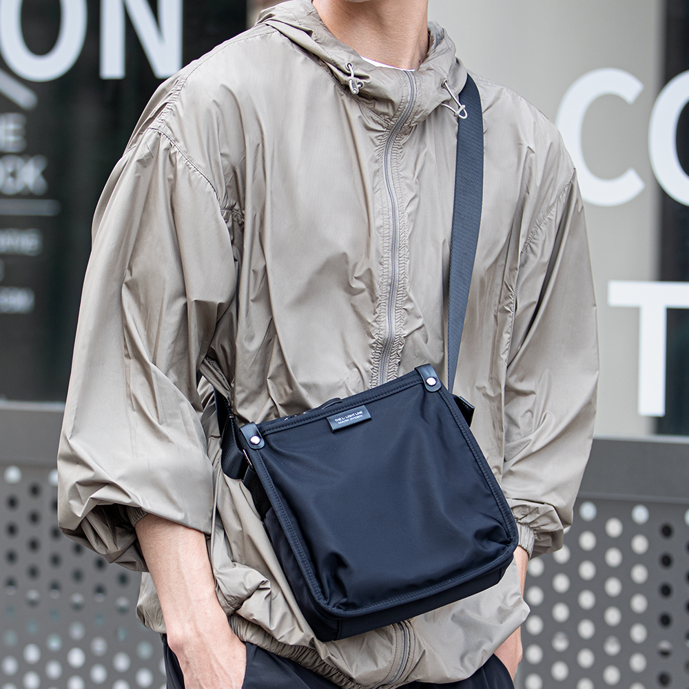 Urban Defender : Sac bandoulière de voyage en cuir imperméable Light Series 