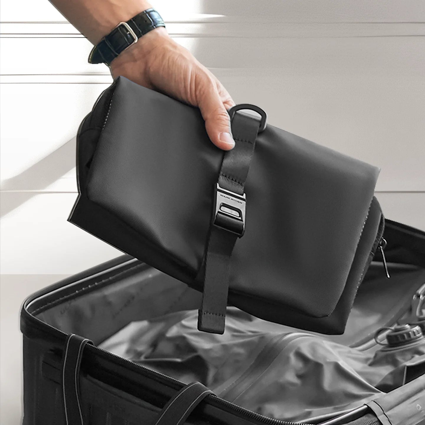 MagiClip: Wet-Dry Separate Toiletry Bag with Toothbrush Holder For Daily