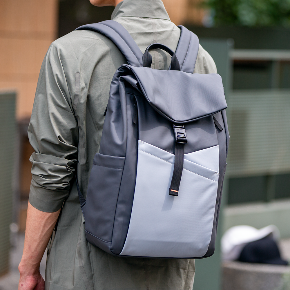 Urbanity: Elegante mochila gris con amplios compartimentos y diseño duradero. 