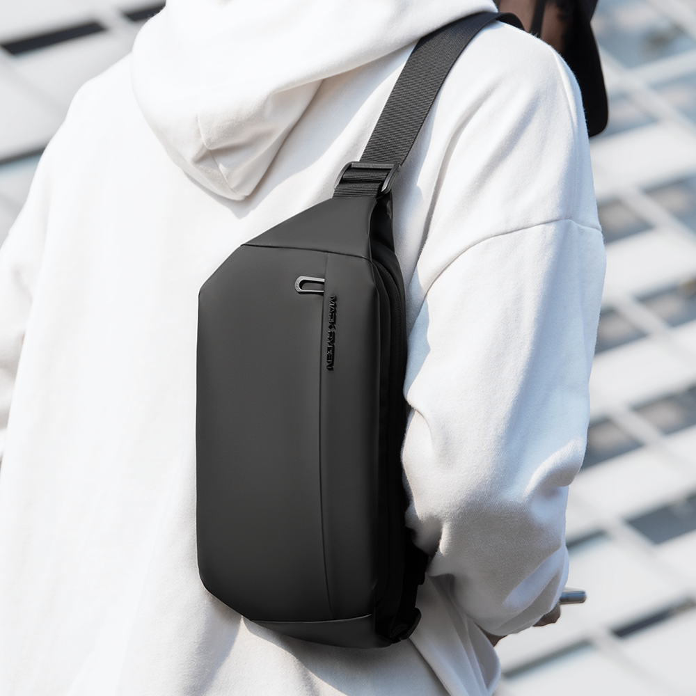Markryden black water-repellent double-layer shoulder bag on model